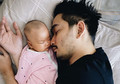 Jeje Govinda Tertangkap Basah Tidur Sambil Memeluk Putrinya, Ternyata Tidur Bersama Ayah Bisa Mempercepat Perkembangan Otak Anak! Ini Penjelasannya