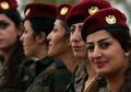 Cara Ekstrem Para Wanita Pejuang Anti-ISIS Rayakan Kelulusan dari Kamp Pelatihan, Gigit Hewan Liar Ini Hidup-hidup dengan Gigi-gigi Mereka Tunjukkan Keganasan