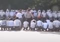 Hajar Muridnya Sendiri Tanpa Ampun, Guru di Bekasi Ini Pertontonkan Aksinya Pukuli 2 Murid di Tengah Lapangan, Ratusan Siswa Lain Dipaksa Menonton Pemukulan Tersebut