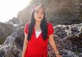 Pamer Bahu Mulus Pakai Dress Sabrina di Pinggir Pantai, Titi Kamal Tuai Pujian Netizen: Lautnya Kalah Bening!