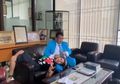 Semakin Mesra, Nikita Mirzani Tidur di Pangkuan Hotman Paris sambil Berandai-andai apabila Mereka Lahir di Zaman yang Sama: Udah punya 10 Anak Kayaknya