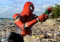 Aksi Spiderman Bersihkan Sampah Plastik di Pesisir Pantai Parepare