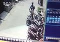 Pakai Cara Tak Lazim, Dalam Hitungan Detik Komplotan Maling Berhasil Gasak Sepeda Motor Jamaah Masjid, Aksinya Sempat Terekam CCTV