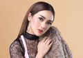 Dipeluk Mesra Pria Bule, Cita Citata Tampil Berani Pakai Gaun Kemben Belahan Dada Transparan Super Seksi, Buat Foto Prewedding?