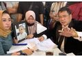 Kematian Anak Semata Wayangnya Masih Jadi Misteri, Ibu Bayi yang Tewas Tanpa Kepala di Samarinda Datangi Hotman Paris, Menangis Terisak di Hadapan Sang Pengacara: Saya Minta Tolong Bang, Saya Minta Keadilan Buat Anak Saya