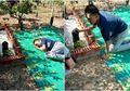 Sambil Tiduran di Atas Tikar, Bocah Penyandang Autisme yang Begitu Merindukan Ayahnya Ini Setiap Jumat Kunjungi Kuburan Sang Ayah, Ternyata Ini yang Dia Lakukan di Sana