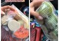 Niat Hati Ingin Membatu Penjual Rujak yang Masih Kecil dengan Membeli Dagangannya, Sayang Setelah Dibuka Wanita ini Merasa Tertipu Karena Isinya Kebanyakan Timun Doang!