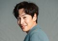 Ditabrak Mobil, Artis Korea Lee Kwang Soo Vakum dari Dunia Hiburan Akibat Pergelangan Kaki Kanan Retak