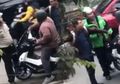 Ciut Nyalinya Usai Driver Ojol Buka Jaket, Pengendara Moge Ini Tak Berkutik Saat Sosok Tak Terduga Hentikan Aksi Sok Jagoannya, Padahal Salah Langgar Aturan