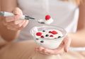 Merasa Depresi? Makan Yogurt Bisa Jadi Obat Peredanya! Kok Bisa?