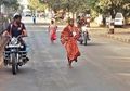 Hati Siapa yang Tak Terenyuh Melihat Seorang Nenek Tergopoh dengan Sandal Putusnya Ikut Lomba Lari Demi Dapat Biaya Berobat Suami
