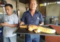 Geger Buaya Tersangkut Ban di Palu, Toko Roti Ini Justru Buat Miniatur Rotinya Hingga Viral