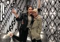 Cium Pipi Adik Perempuan, Ayu Ting Ting Kenakan Baju Merah di Tengah Salju