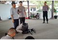 Celingukan Hingga Dicurigai, Tukang Sate Keliling Ini Bikin Heboh Polres Palu, Dipanggil Kapolres Lalu Kakinya Dicium Polisi