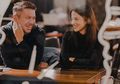 Terlanjur Kepentok Cinta Walau Tak Punya Status, Gading Marten Tertangkap Basah Tertawa Lihat Juria Hartmans Frustrasi Lakukan Ini: 'Need Some Help?'