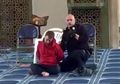 Luar Biasa, Jadi Sasaran Maniak yang Tikam Lehernya Saat Salat Ashar Berjamaah, Muazin Ini Tetap Tersenyum: 'Aku Hanya Menyelamatkan Imam'