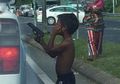 Miris, Demi Sesuap Nasi, Pengemis Cilik Ini Nekat Todongkan Pistol ke Pengendara Mobil saat Lampu Merah! Kemudian Hal Tragis Ini pun Terjadi