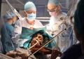 Meski Sedang Jalani Operasi Pengangkatan Tumor di Otaknya, Pasien yang Satu Ini Sengaja 'Bertingkah' Sambil Memainkan Biolanya Tanpa Terganggu Sedikitpun