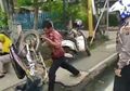 Ciri Gangguan Kepribadian, Aksi Pengendara Banting Sepeda Motor Saat Ditilang Polisi Kembali Viral