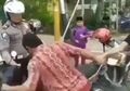 Sudah Jatuh Tertimpa Tangga, Ditilang Polisi Karena Tidak Memakai Helm, Sosok Pria Ini Buat Keributan Dengan Banting Motornya 'Nih Ambil Motornya!', Rupanya Sebelum Ditilang Alami Ini