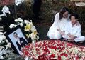 Kembali Ziarah ke Makam Ashraf Sinclair, BCL Berderai Air Mata di Dekapan Ayah Mertua dan sang Adik, Ucapkan pada Pelayat: Kuat Insya Allah Kuat