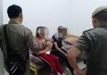 Kepergok Lagi 'Mantap-mantap' Saat Temannya Main TikTok, 6 Remaja Putri Dibawah Umur Ini Berujung Diciduk Satpol PP, Diduga Kuat Ikut Bisnis Prostitusi Online