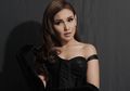 Ayu Ting Ting Pakai Mini Dress Pamer Paha Mulus, Netizen Malah Salfok dengan Adanya Gambar Wajah di Lututnya!