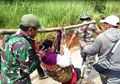 Bermodal Sebilah Bambu dan Kain Sarung, 2 Prajutit TNI di Cianjur Tandu Ibu yang Habis Melahirkan, Berjalan Sejauh 2 Km Melewati Jalanan Licin dan Berbatu Demi Antarkan Pulang