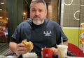 Pria Ini Makan Burger McD yang Dikubur Selama Setahun, Gimana Rasanya Tuh?