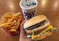 Pria Ini dengan Lahap Santap Burger Mc Donald's, Tak Banyak yang Tahu Makanan Ini Ternyata Sudah Ia Kubur Selama Setahun! Lihat Ekspresinya