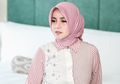 Sambil Pakai Busana Rancangannya, Olla Ramlan Tampil dengan Lipstik Merah yang Memesona