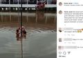 3 Siswa SD Ini Nekat Telanjang Dada Demi Kibarkan Sang Merah Putih, Takut Bendera Kena Air, Rela Lakukan Hal Tak Biasa di Tengah Rendaman Banjir
