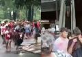 Ratusan Massa yang Kebanjiran Geruduk dan Rusak Fasilitas AEON Mall Jakarta Garden City, Seorang Warga: Woi Apaan tuh Dilempar!