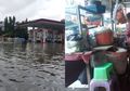 Tetap Gelar Dagangan Diatas Genangan Air, Pedagang Gado-gado Ini Ngaku Kualahan Layani Orderan, Omzetnya Meningkat Ditengah Bencana Banjir
