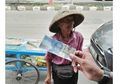 Seorang Pengemudi Mobil sampai Hati Tipu Kakek Penjual Rujak Ini Pakai Uang Palsu, yang Terjadi Selanjutnya Tak Disangka-sangka
