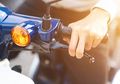 Ngerem Motor Pakai Rem Depan Ternyata Bisa Bikin Bensin Lebih Irit