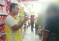 Pria Ini Kepergok Mencuri Susu di Minimarket, Tapi Polisi yang Menangkapnya Justru Terenyuh dengan Kisahnya dan Malah Memberinya Hadiah, Ganjar Pranowo Sampai Turun Tangan