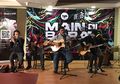 Ngumpul Sambil Nyanyiin Lagu Folk, Beranda Rumah Senang Main di Barat