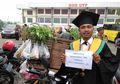 Penjual Sayur Keliling Rengkuh Gelar S1, Datang ke Wisuda Sambil Bawa Beronjong Jualannya: Alhamdulillah, Tidak Merepotkan untuk Biaya Kuliah