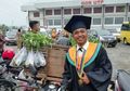 Nyambi Kuliah Sambil Jual Sayur Keliling, Pemuda Ini Rayakan Wisuda Sarjananya Bawa Motor Lengkap dengan Kangkung dan Dagangan Lainnya, IPK nya Tembus 3,36