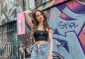 Sapa Penggemar dengan Foto Bergaya Centil, Ini Dia Penampilan Cinta Laura dengan Tank Top Seksi dan Celana Jeans