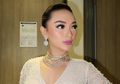Meski Tak Pakai Bikini, Zaskia Gotik Tetap Tampil Seksi dengan Mini Dress Warna Cerah Saat Berpose di Pinggir Pantai