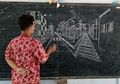 Merasa Muridnya Susah Asah Kreativitas, Gambar Guru SD di Purworejo Ini 'Beraksi' Ciptakan Mahakarya di Papan Tulis untuk Kembangkan Imajinasi Murid-murid: Saya Ingin Coba