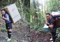 Demi Murid, Guru Ini Rela Gendong Lemari Es Lewati Hutan Selama 8 Jam
