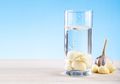 Pria Ini Dapati Tubuhnya Makin Sehat Setelah Iseng Minum Rendaman Air Bawang Putih, Ternyata Cara Buatnya Sangat Mudah!