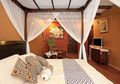 Rumah Vila dengan Kamar Tidur Berkelambu, Aksen Oranyenya Cantik