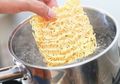 Jangan Buang Dulu Air Rebusan Mie Instan Anda, Soalnya Ada 5 Manfaat Tak Terduga yang Langsung Terasa Efeknya!