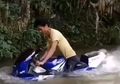 Bikin Kolektor Moge Elus Dada, Pemuda Ini Tega Siksa Motor Langka CBR400RR, Dimandikan di Lumpur hingga Dipaksa Jalan di Tengah Sungai