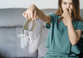Penyebab dan Tips Cara Hilangkan Bau Sepatu dengan Mudah, Cari Tahu yuk!