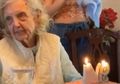 Sampaikan Harapan Menyedihkan Saat Rayakan Ulang Tahun, Nenek Ini Viral